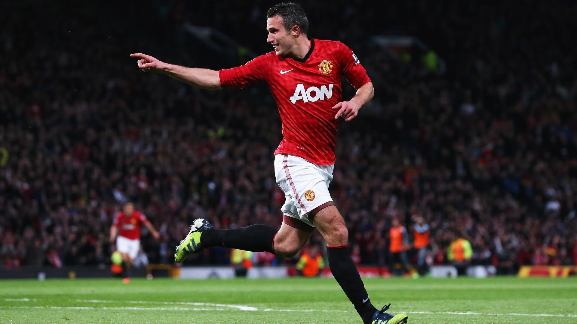 法甲天王之战：巴黎PK马赛，冠军归属悬念重重，巴黎对阵马赛现场球迷竖起巨幅龙珠tifo