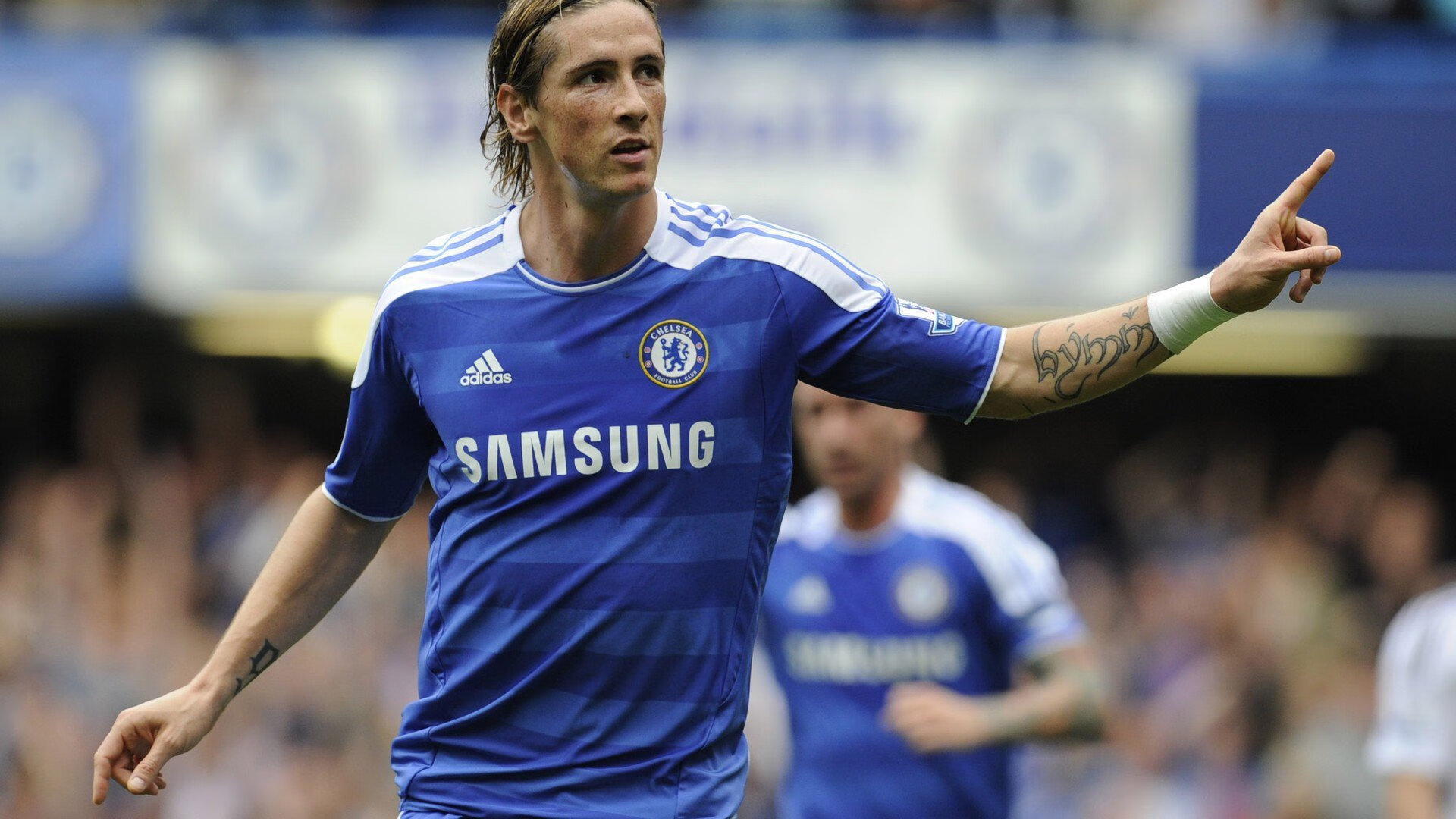 拜仁快速传切与边路渗透形成战术合围，拜仁传奇边锋